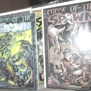 Może przedstawiać: Dwa komiksy Curse of the Spawn w plastikowych koszulkach. Lewa okładka, numer 3, przedstawia zieloną, świecącą istotę. Prawa okładka, numer 6, ukazuje postać trzymającą broń palną z napisem Turner oraz Crime Lab.