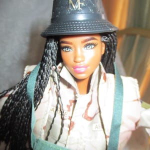 Boneca Barbie Menina Soldado Baralho de Cartas Roupas Extras Equipamento Militar Pele Marrom Tranças Filha de Alguém