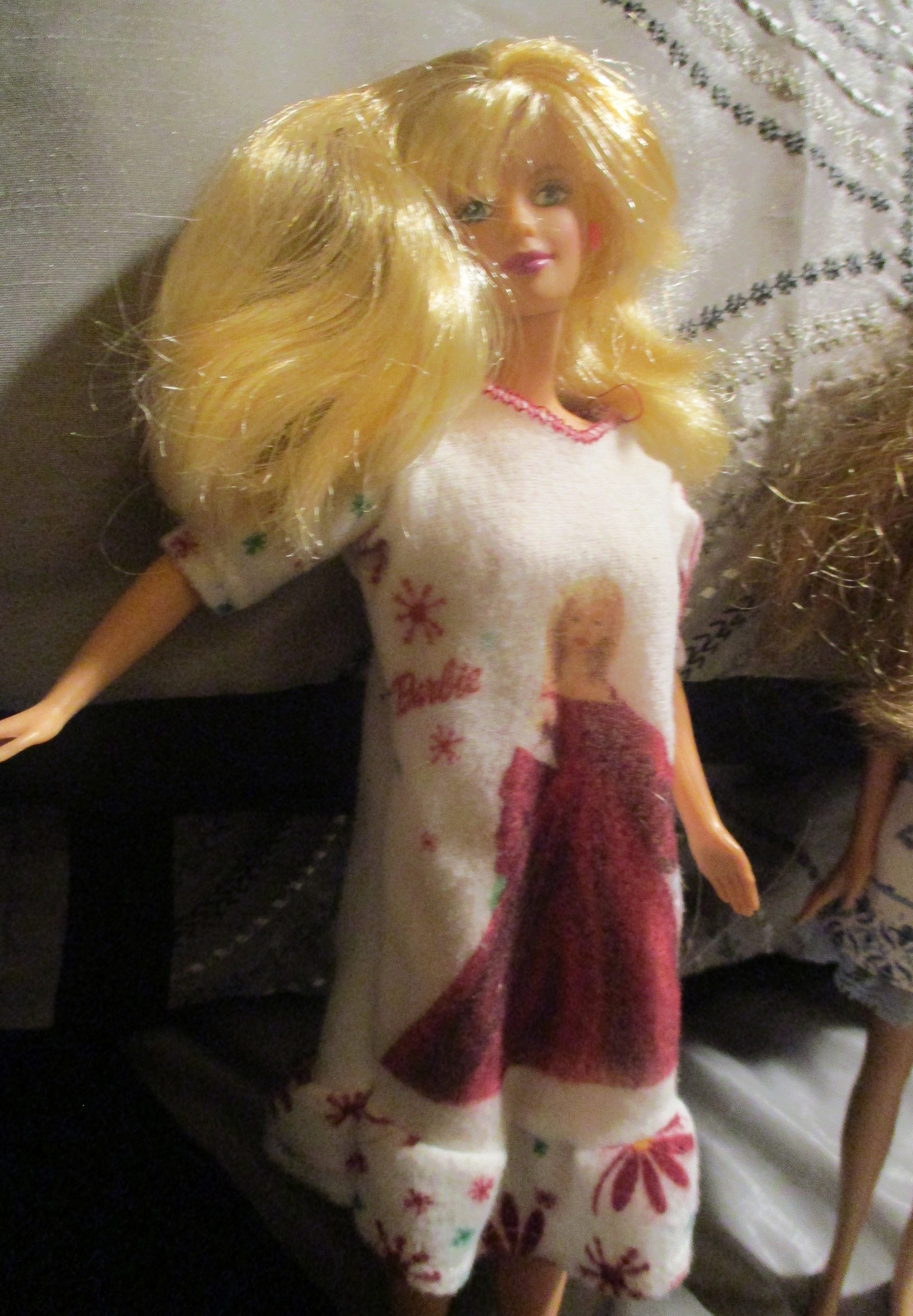 BARBIE - MATTEL : Poupée ancienne en tenue à étoiles dorées. - Lot 153