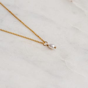 淡水パールネックレス、ワイヤーラップゴールドフィルドライスパールネックレス、パールチャームネックレス、ミニパールネックレス、上品なパールチャーム