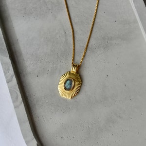Delicata collana con ciondolo in labradorite riempita d&#39;oro, collana con ciondolo a medaglione di cristallo, collana a strati in oro, collana impilabile in oro