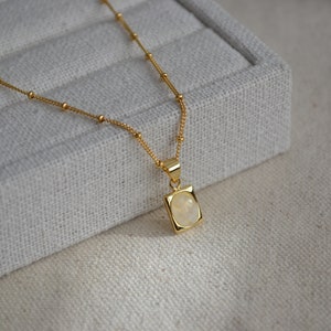 Collar con colgante de piedra lunar bañado en oro, delicado collar con dije de cristal, collar con colgante cuadrado, cristal de piedra lunar, ideas de regalo para ella