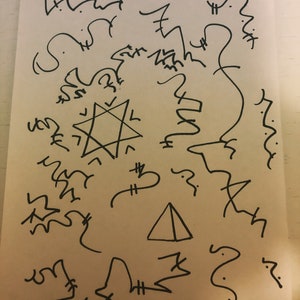 Könnte beinhalten: Eine Schwarzweißzeichnung auf beigefarbenem Hintergrund. Die Zeichnung zeigt eine Vielzahl abstrakter Formen und Symbole, darunter einen Davidstern, ein Dreieck und mehrere geschwungene Linien.