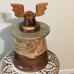 Extra grote (447 kubieke inch) gedraaide houten metgezel urn gemaakt van walnoot &spalted Ambrosia esdoorn gemaakt om twee grote volwassenen mooi te houden!