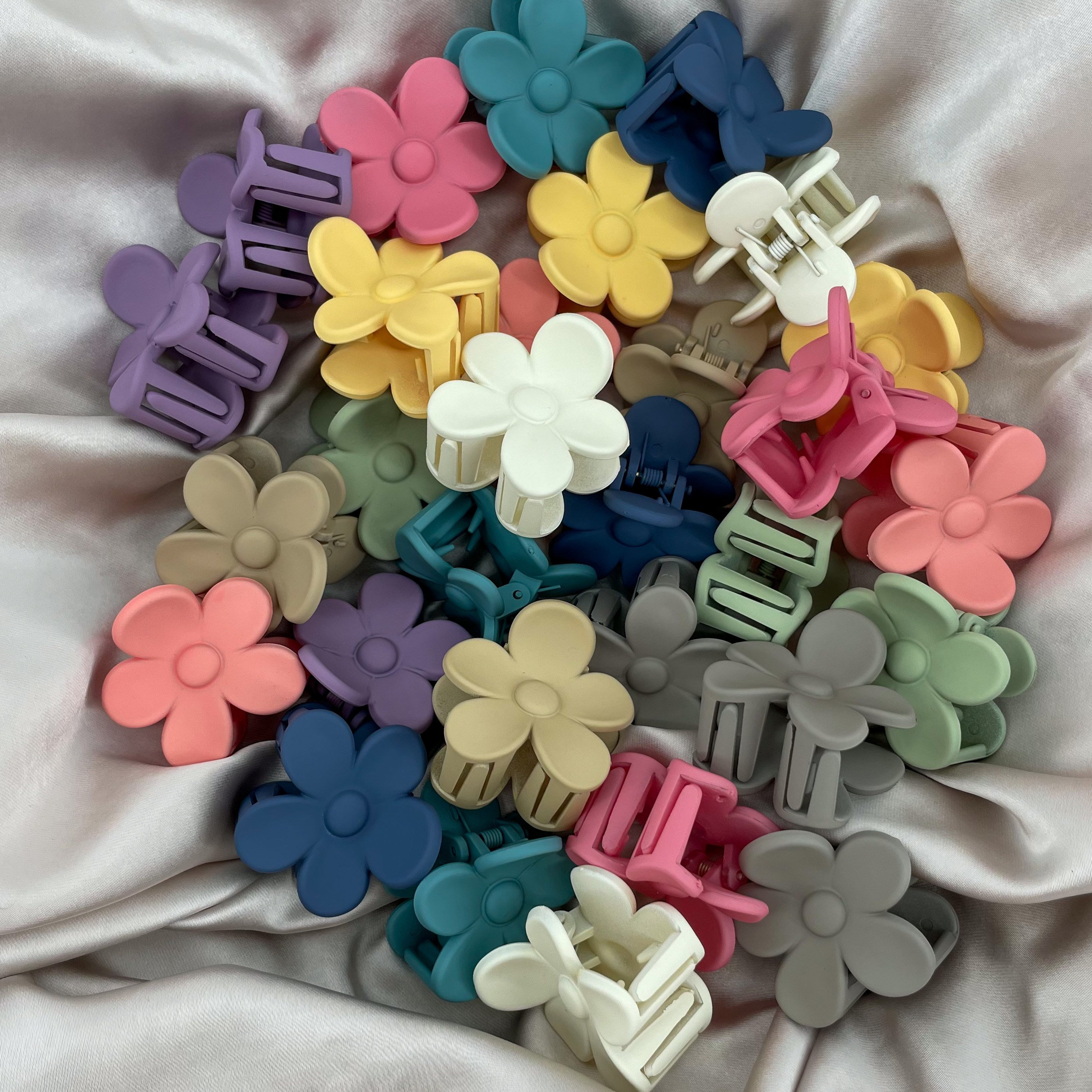 Eease 30pcs Mini Flowers DIY Craft Flowers Tiny Plastic Flowers for DIY Hair Clips Decor, Adult Unisex, Size: 1.3X1.3CM