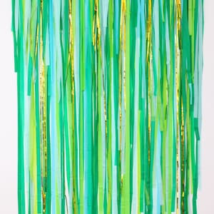 Fondo de serpentinas, fondo con flecos, decoraciones verdes y doradas para fiestas, despedidas de soltera, fiestas de cumpleaños, fiestas en la selva tropical.