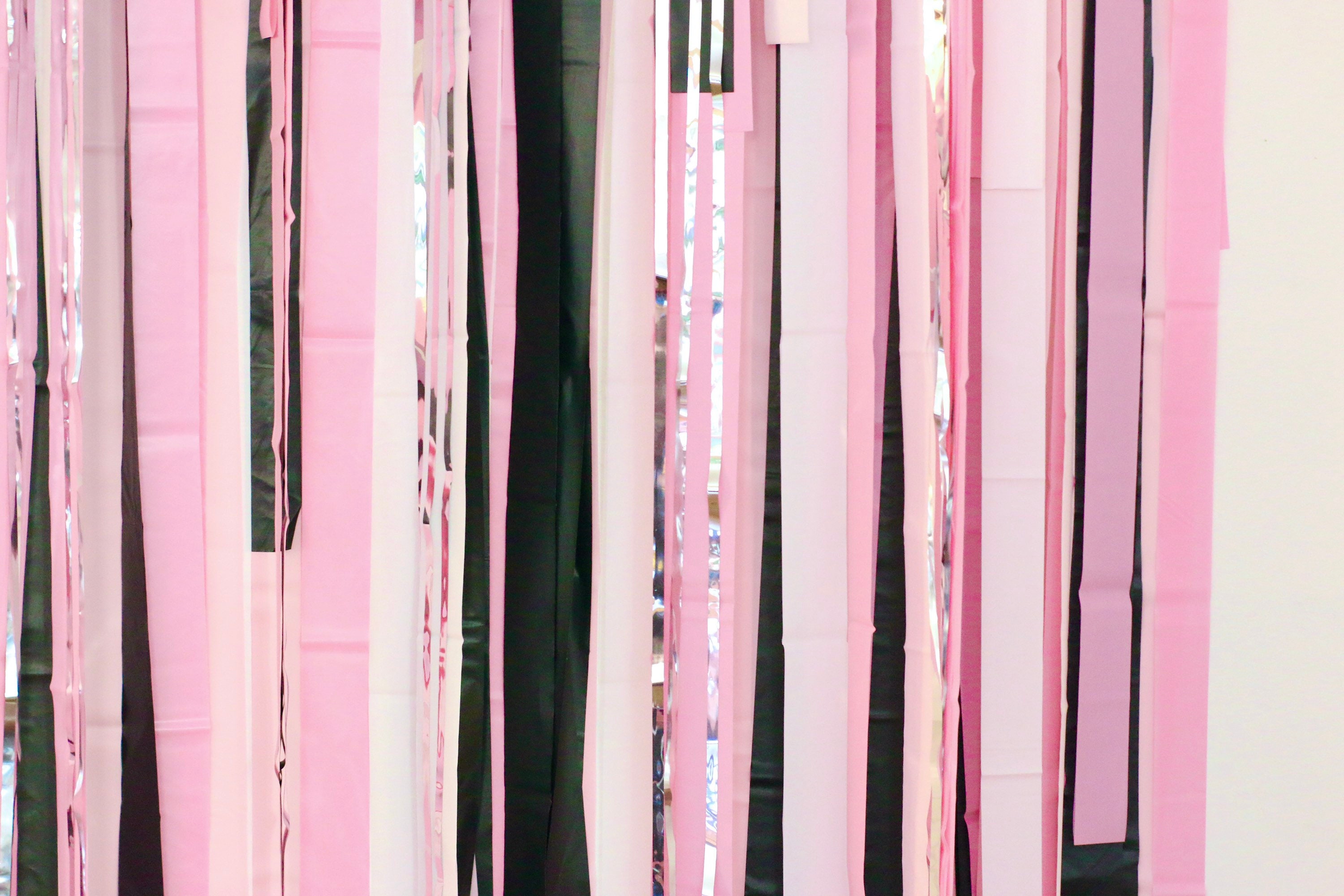 Bright Pink Fringe Streamer, 30ft