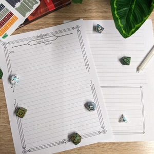 Könnte beinhalten: Ein weißes Blatt Papier mit einem schwarzen Rand und den Worten "Session Notes Session" oben. Es liegen mehrere Würfel auf dem Papier, darunter ein grüner, ein blauer und ein weißer Würfel.