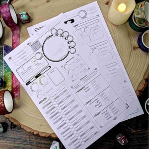 Può includere: Un foglio di personaggio in bianco e nero per un gioco di ruolo da tavolo. Il foglio include sezioni per il nome del personaggio, la classe, la razza, le abilità, le armi, l'armatura e la magia. Il foglio è stampato su carta bianca e ha un bordo nero.
