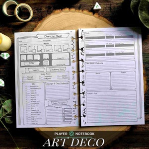 Peut inclure: Une feuille de personnage en noir et blanc pour un jeu de rôle. La feuille comporte des sections pour les informations sur le personnage, les compétences, les jets de sauvegarde et autres détails. La feuille est conçue dans un style Art Déco.