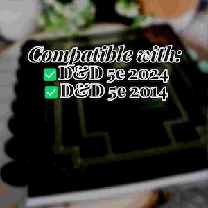Pu&ograve; includere: Un'immagine in bianco e nero con il testo "Compatibile con:" e due segni di spunta accanto al testo "D&D 5e 2024" e "D&D 5e 2014".