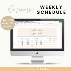 Puede incluir: Una pantalla de ordenador que muestra una plantilla de horario semanal en un programa de hoja de cálculo. La plantilla tiene un fondo beige con detalles dorados y el texto "Weekly Schedule" en una fuente cursiva. La hoja de cálculo es totalmente editable e incluye columnas para cada día de la semana, de lunes a domingo. El texto "Business Weekly Schedule" se muestra en la parte superior de la pantalla, junto con el texto "Plan your work for the week".