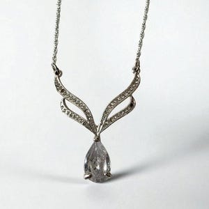 Avon Signed Croquette Necklace – Delicate Twisty Chain Design