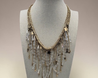 Collar Kirks Folly Star con flecos de cristal en tono dorado y diseño celestial.