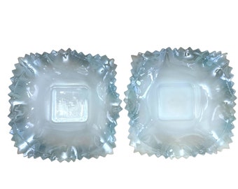 Plat en verre de lait irisé bleu opaque, pointe de diamant, Indiana TWO vintage