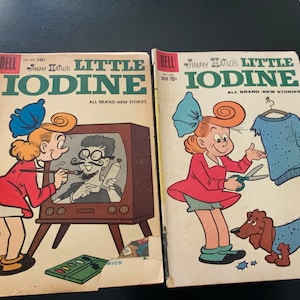 Può includere: Due fumetti vintage di "Little Iodine". Le copertine presentano illustrazioni del personaggio Iodine, con il testo "Jimmy Hatlo's Little Iodine" e "All Brand-New Stories". Una copertina mostra Iodine che dipinge un uomo su uno schermo televisivo.