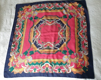 Prachtige vintage koninklijke sjaal met kwastjes en barokke details in rood, marine, geel, groen en grijs. Polyester zijdezachte sjaal zoals hij is
