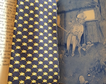 Superbe cravate Harrods Knightsbridge cravate vintage en soie Fabriquée en Angleterre Motif dauphin Marine tons jaune or 9,5 cm au plus