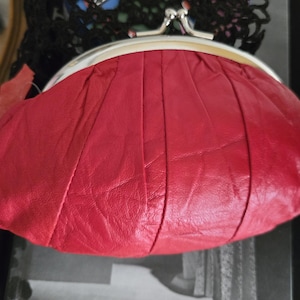Absolutely gorgeous Vintage  Lipstick Red Soft leather Small Coin Purse Kiss Lock Wallet Retro purse 2 compartments