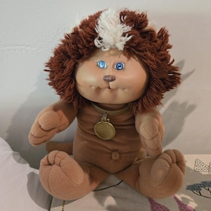 Puede incluir: Un juego de tres tazas de cerámica con un acabado mate moteado. Las tazas son en tonos crema, gris claro y gris oscuro. Cada taza tiene un diseño simple y minimalista, ideal para café o té.