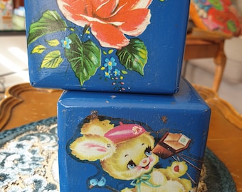 Unique et rare bébé cube hochet shaker x 2 jouet pour bébé vintage bleu avec transferts vintage Bunby canard rose & vache Jolie décoration de chambre d'enfant
