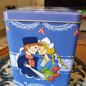 Gorgeous Holland blue tin Dutch Tin Souvenir tin Collectible tin Just Sam Love tin Holland tin Couple Dutch girl Cow From Holland with love