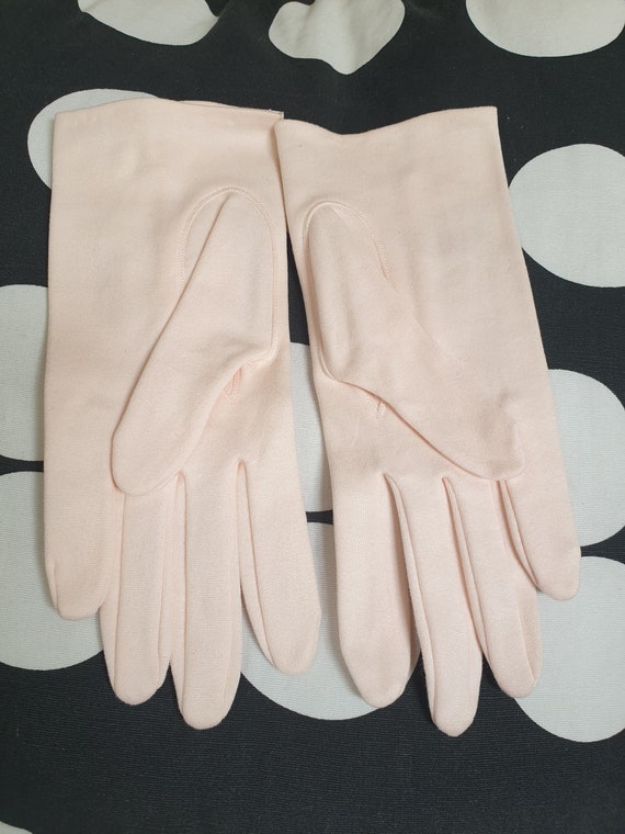 Chic pink gloves 1950s? 60s? Soft pink colour glo… - image 2