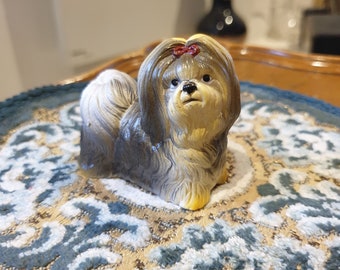 Entzückendes Vintage Gummi Shih Tzu Spielzeug 1980er Vintage 1988 New-Ray Neuheit Shih Tzu? Maltesisch? Miniatur Gummi Hund knapp über 5,5 cm Retro Spielzeug