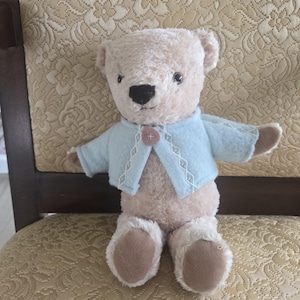 Adorable osito de peluche vintage color miel y dorado en excelente estado. 26 cm de alto. Osito súper lindo. Osito de peluche antiguo con pelaje azul. Oso de colección.