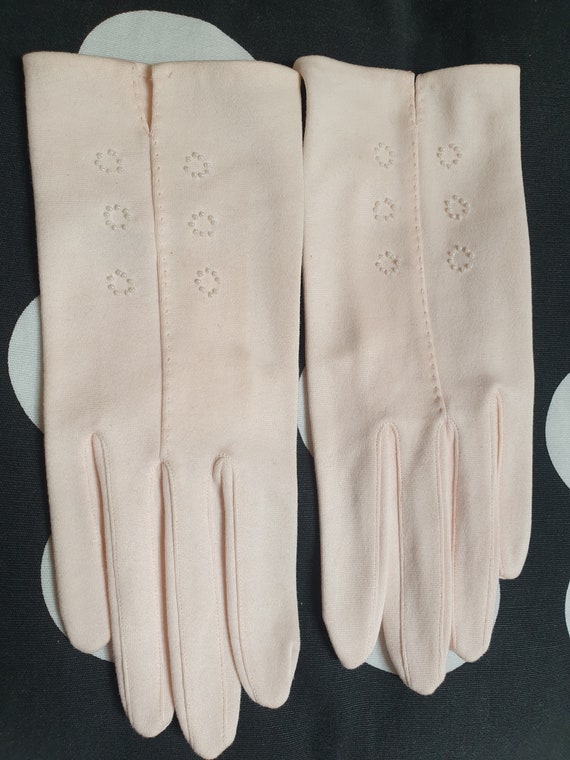 Chic pink gloves 1950s? 60s? Soft pink colour glo… - image 1