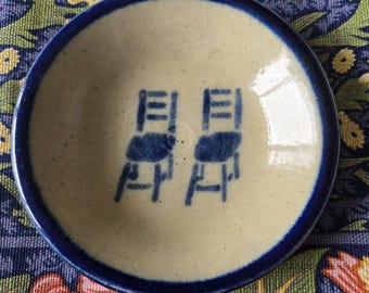 Gorgeous Rare Monroe Salt Works Signed Stoneware Maine Small Shallow bowl depicting two chairs Glazed stoneware plate Diameter 13 cm