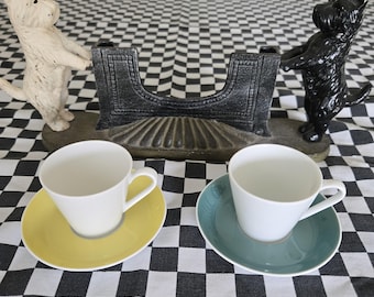 Squisito set da caffè espresso Fairwood anni '50-'70 con piattino, azzurro pastello e margherita pastello, composto da 2 tazze bianche, per cappuccino, caffè, stile MCM (Medium Classical Collection), vintage e da collezione.