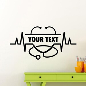 Aangepaste verpleegkundige muur sticker vinyl sticker gepersonaliseerde bord NP RN CNA hartslag stethoscoop cadeau verpleeginrichting decor medische poster kunst aan de muur 4016