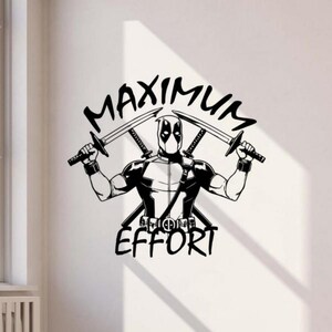 Puede incluir: Gráfico en blanco y negro de Deadpool sosteniendo dos espadas, con las palabras "MAXIMUM EFFORT" arriba y abajo del personaje. La imagen es una ilustración estilizada.