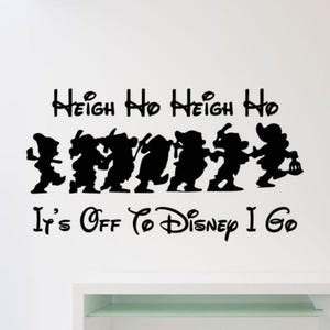 Adhesivo de vinilo para pared con los siete enanitos, Heigh Ho It's Off to Disney I Go, decoración de pared, cartel de regalo, arte de pared, un color, sin fondo, 3402