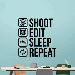 Könnte beinhalten: Schwarz-weißer Wandaufkleber mit dem Text "Shoot, Edit, Sleep, Repeat" und Symbolen, die eine Kamera, einen Film, ein Bett und ein Aktualisierungssymbol darstellen.