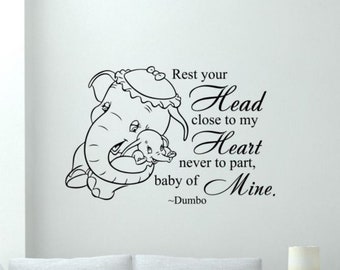Puede incluir: Ilustración en blanco y negro de una madre elefante sosteniendo a su bebé elefante. La cita "Descansa tu cabeza cerca de mi corazón, nunca nos separaremos, mi bebé. ~Dumbo" está escrita debajo de los elefantes.