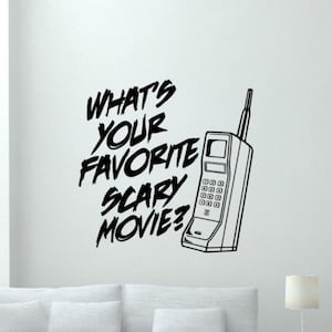 Puede incluir: Arte mural en blanco y negro con la frase "WHAT'S YOUR FAVORITE SCARY MOVIE?" junto a una ilustración de teléfono inalámbrico retro. Un diseño minimalista, ideal para los fanáticos del cine de terror.