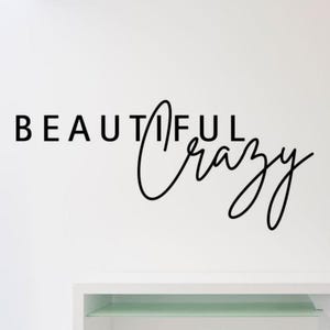 美しいクレイジー ウォールデカール ビニールステッカー 美しさの引用句 ギフトサイン 女の子 装飾 寝室 ポスター ファッション ウォールアート ワンカラー 背景なし 3421