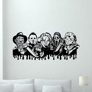 Puede incluir: Adhesivo de pared en blanco y negro con cinco personajes icónicos de películas de terror. Los personajes incluyen a Freddy Krueger, Michael Myers, Chucky, Ghostface y Jason Voorhees. La parte inferior del adhesivo tiene un efecto de goteo.