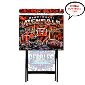 Op de afbeelding: Een rechthoekig bord met het logo van de Cincinnati Bengals, een footballhelm en een football tegen een achtergrond van een stadsskyline. De tekst luidt CINCINNATI BENGALS, WHO DEY, LOYALTY, PASSION, FOOTBALL, FAMILY en DIGITAL DOWNLOAD ONLY.