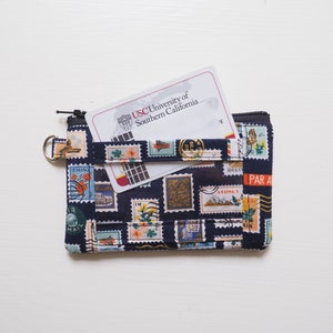 Bolsa de identificación / Rifle Paper Co Tela Pequeña Cremallera Monedero Monedero / Sellos Postales Azul Marino Metálico