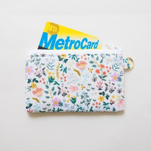 Petite pochette à fermeture éclair/porte-cartes en tissu pour Rifle Paper Co, porte-monnaie, porte-clés, bracelet/champs de ronces blanc