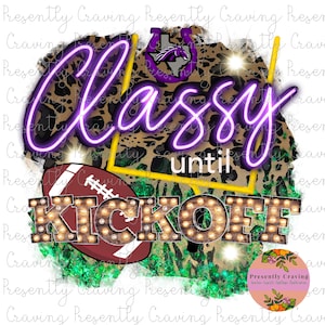 Könnte beinhalten: Eine digitale Grafik mit einem Leopardenmuster-Hintergrund und dem Text "Classy until kickoff" in lilafarbener Neon-Schrift. Ein Fußball und ein Fußballtor sind ebenfalls im Design enthalten.
