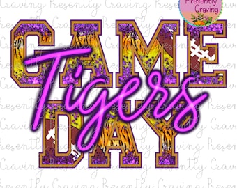 Pode incluir: Um gráfico roxo e dourado com as palavras "GAME DAY" e "Tigers" em uma fonte de néon rosa. O gráfico apresenta uma estampa de tigre e uma bola de futebol.