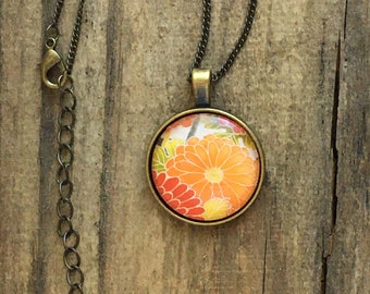 Orange Mums Pendant Necklace - Diseño Kimono