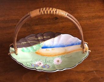 Plato de baratija japonés vintage con mango de ratán forma ovalada paisaje y flores