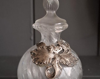 Frasco de perfume de vidrio antiguo en miniatura con flores de metal aplicadas