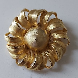 Vintage Signed PELL Gold Tone Flower Sunburst Brooch 2&quot;