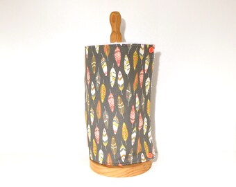 Op de afbeelding: Een houten keukenrolhouder met een grijze stoffen hoes met een patroon van kleurrijke veren. De houder heeft een houten knop aan de bovenkant.